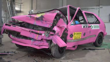 Crash test DEKRA: la vecchia Volkswgen Golf Mk2 distrutta dopo l'impatto con la barriera