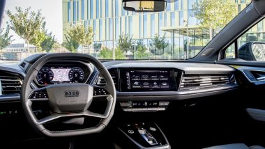 Crisi dei microchip: la plancia digitale del SUV elettrico Audi Q4 e-tron Sportback