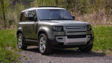 Crisi dei semiconduttori per Land Rover: Defender vista di 3/4 anteriore
