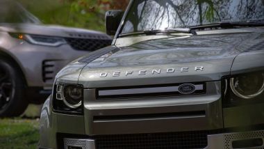 Crisi dei semiconduttori per Land Rover: stop alla produzione di Defender