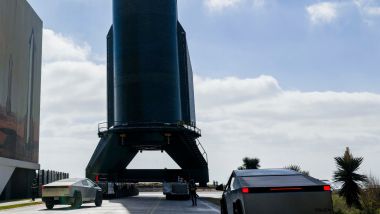 Cybertruck fanno da ''bodyguard'' al razzo di SpaceX (foto (X/@SpaceX)
