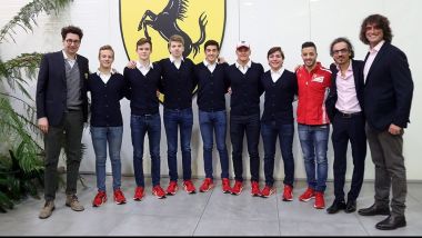Da sinistra: Mattia Binotto, Gianluca Petecof, Callum Ilott, Robert Shwarzman, Giuliano Alesi, Mick Schumacher, Enzo Fittipaldi,