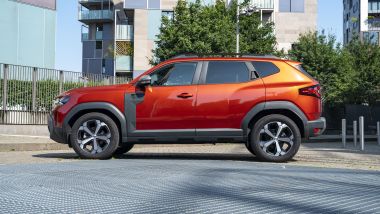 Dacia Duster Hybrid 140, la linea di cintura alta sacrifica un po' di luminosità all'interno dell'abitacolo