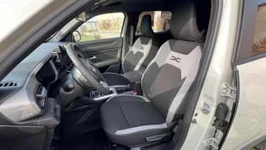 Dacia Duster Hybrid 155: i sedili anteriori confortevoli e rivestiti in tessuto tecnico