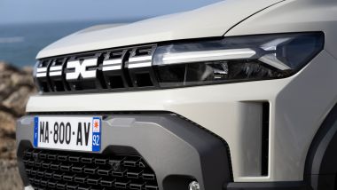 Dacia Duster Hybrid 155: il frontale con i fari full LED a Y e la mascherina con il grande logo