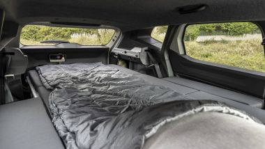 Dacia Duster Hybrid 155: pu&ograve; trasformarsi in un mini-camper con letto per due persone