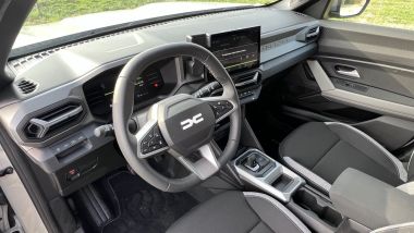 Dacia Duster Hybrid 155: un abitacolo concreto e ben rifinito per la classe di questo veicolo