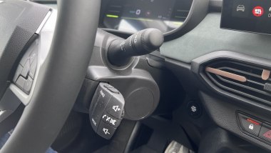 Dacia Jogger Hybrid 155 Extreme: dietro al volante c'&egrave; il satellite per comandare l'autoradio