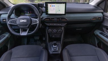 Dacia Jogger Hybrid 155 Extreme: l'abitacolo spazioso e versatile dell'auto in prova
