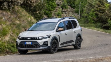 Dacia Jogger Hybrid 155 Extreme: una wagon pratica e con prestazioni adeguate
