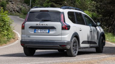 Dacia Jogger Hybrid 155 Extreme: un'auto che privilegia concretezza e rapporto qualit&agrave;/prezzo