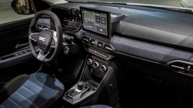 Dacia Sandero 2026: abitacolo pi&ugrave; digitale con cruscotto da 7'' e display infotainment fino a 10''