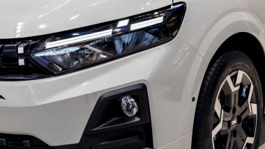 Dacia Sandero 2026: i nuovi fari anteriori a LED con firma luminosa a T rovesciata
