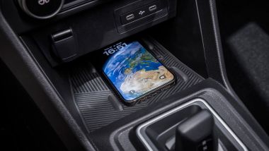 Dacia Sandero 2026: la ricarica wireless per lo smartphone nella console centrale