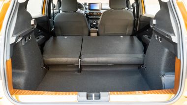 Dacia Sandero Comfort GPL: lo scalino che si forma con gli schienali abbassati