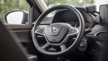 Dacia Sandero Streetway, interni, abitacolo anteriore: in alto, alla destra del volante, il supporto per lo smartphone
