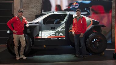 Dacia Sandrider Experience Tour: all'evento di lancio i piloti vincitori del Rallye di Portogallo 2026, S&eacute;bastien Loeb (sx) ed &Eacute;douard Boulanger