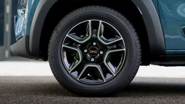 Dacia Spring Extreme 65 CV: i cerchi con il coprimozzo color rame