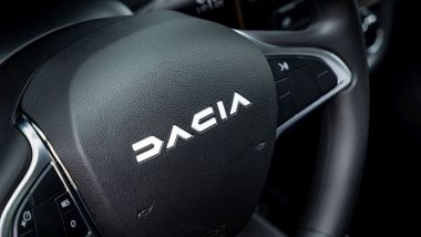 Dacia Spring Extreme 65 CV: il volante con il nuovo logo