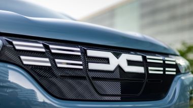Dacia Spring Extreme 65 CV: la nuova identità visuale Dacia sul frontale dell'elettrica