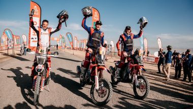 Dakar 2024: il podio finale con Branch, Brabec e Van Beveren. Credits: Dakar Rally
