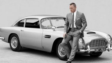 Daniel Craig nei panni di James Bond con la Aston Martin DB5