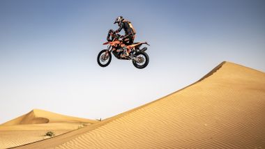 Danilo Petrucci nel deserto di Dubai in allenamento per la Dakar 2022
