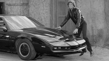 David Hasselhoff con la sua macchina K.I.T.T. in una scena della serie tv