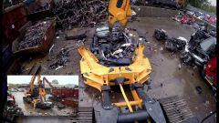 Video: il demolitore smonta l'automobile un pezzo alla volta