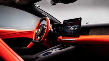 Denza Z: abitacolo sportivo, hi-tech e ben rifinito, in configurazione 2+2