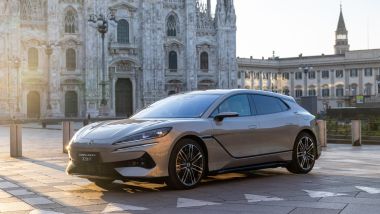 Denza Z9 GT in piazza del Duomo a Milano