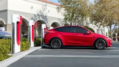 I Supercharger Tesla compiono 10 anni: ricarica gratis per tutti il 29 agosto