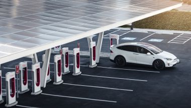 Dieci anni di Supercharger Tesla, il 29 agosto ricarica gratis per tutti