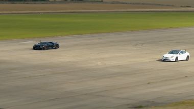 Drag Race Bugatti vs Tesla: la Chiron Super Sport e la Model S Plaid appaiate