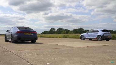 Drag Race Hyundai Ioniq 5 N vs Audi RS7 Performance: lo scatto delle due rivali