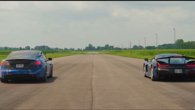 Drag Race Rimac vs Bugatti vs Tesla: la partenza di Nevera (a dx) e Model S Plaid