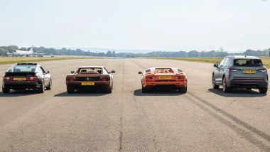 Drag race Skoda Elroq RS vs Ferrari, Lamborghini e Porsche, la auto alla partenza