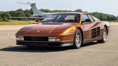 Drag race Skoda Elroq RS vs Ferrari, Lamborghini e Porsche; la Testarossa