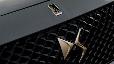 DS Performance Line: gli esclusivi loghi dorati sul frontale del SUV DS 7