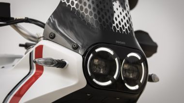 Ducati DesertX: il faro anteriore è già iconico
