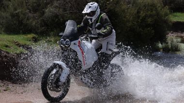 Ducati DesertX: non teme il guado