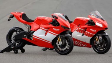 Ducati Desmosedici RR: la race replica bolognese con la gemella da gara a dx