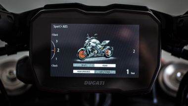 Ducati Diavel V4 2023: la strumentazione da 5 pollici è decisamente più leggibile