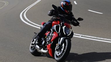 Ducati Diavel V4 2023:l'ergonomia cambia e rende più facile la vita