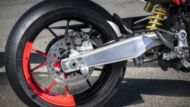 Ducati Hypermotard 698 Mono 2024, dettaglio del forcellone in alluminio