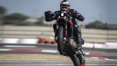 Ducati Hypermotard 698 Mono 2024: impennare è un'arte