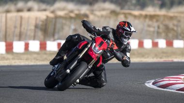 Ducati Hypermotard 698 Mono 2024 in azione in pista