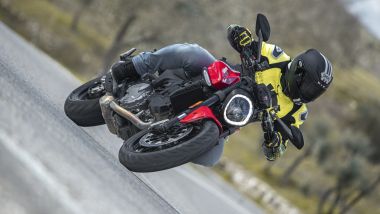Ducati Monster 2021: la discesa in piega è fulminea