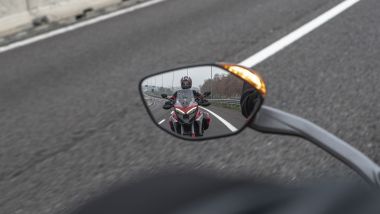 Ducati Multistrada V4: il sistema Blind Spot Detection avvisa il guidatore con i LED