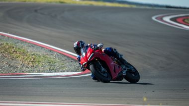 Ducati Panigale V2 2025: tra le curve è agile e precisa